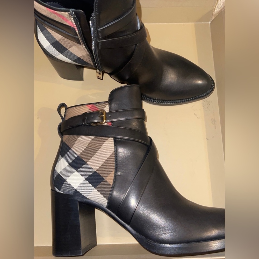 Burberry boots! Black leather with logo plaid!
